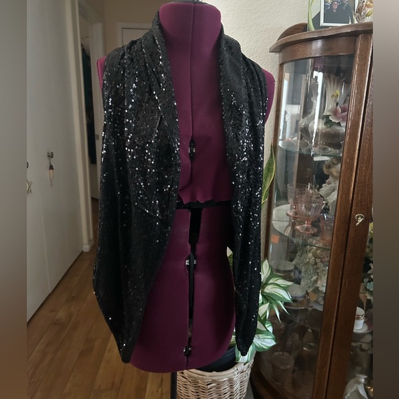 H & M Short Black Sequined Sleeveless Cape. - Picture 2 of 4